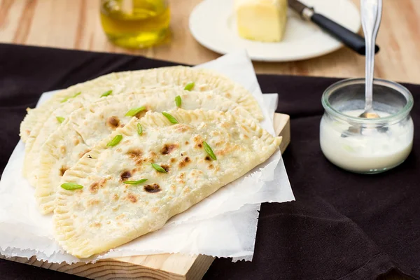 Tatar etli börek kıyma ve peynir ile