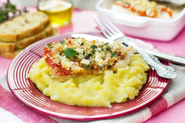 Pesce merluzzo con peperone e formaggio feta — Foto Stock