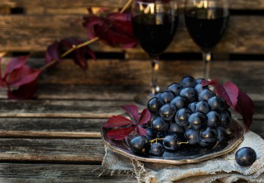 Siyah tablo üzüm siyah şarap ile plaka üzerinde