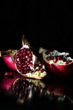 Siyah arka planda açılan nar