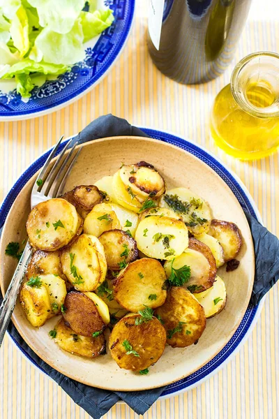 Patatas fritas con grasa de pato de ganso y perejil — Foto de Stock