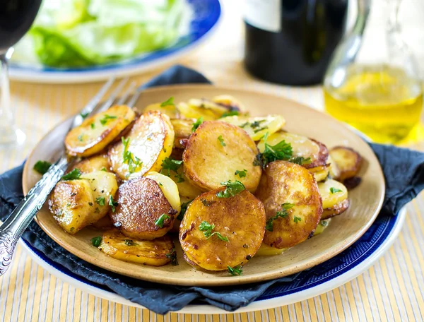 Жареный картофель с гусиным жиром и петрушкой — стоковое фото