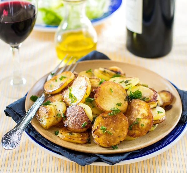 Patatas fritas con grasa de pato de ganso y perejil —  Fotos de Stock