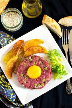 Ham sığır eti biftek tartare patates kızartması ile