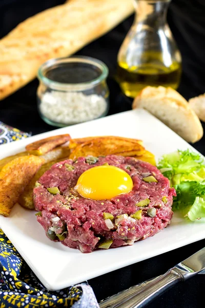 Стейк-тартар из сырой говядины с картошкой фри — стоковое фото