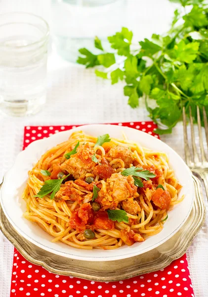 Espaguetis de pasta con atún, alcaparras en salsa de tomate — Foto de Stock
