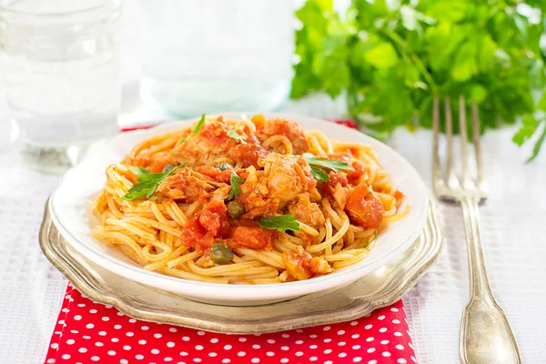 Espaguetis de pasta con atún, alcaparras en salsa de tomate — Foto de Stock