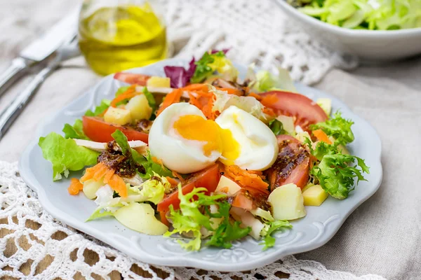 Vegetable salad with soft-boiled egg — Stock Photo, Image