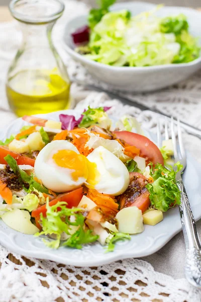 Vegetable salad with soft-boiled egg — Stock Photo, Image