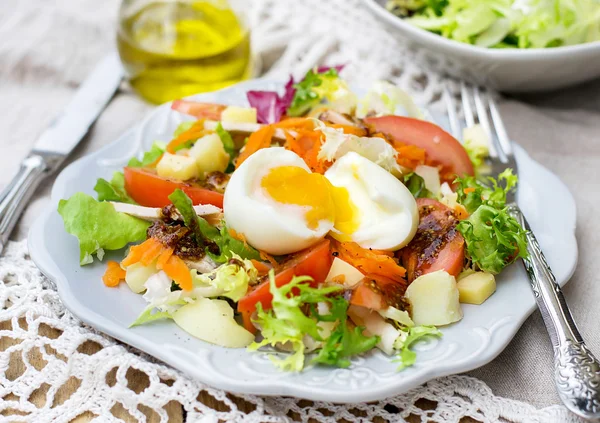 Vegetable salad with soft-boiled egg — Stock Photo, Image