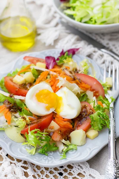 Vegetable salad with soft-boiled egg — Stock Photo, Image