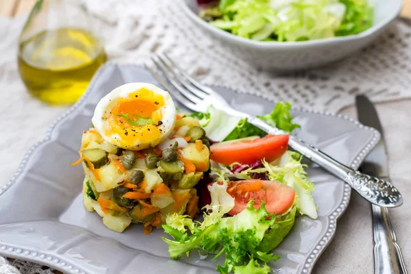 Potato salad with pickles, carrots and soft-boiled egg — Stock Photo, Image