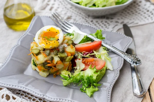 Potato salad with pickles, carrots and soft-boiled egg — Stock Photo, Image