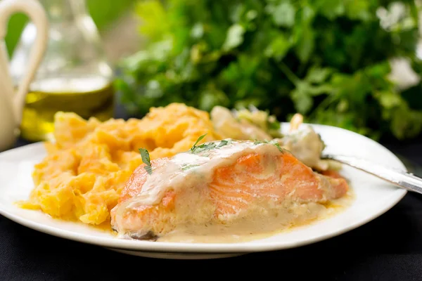 Salmão com creme e molho de soja — Fotografia de Stock