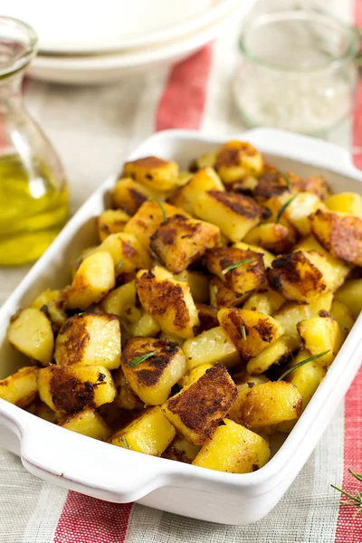 Жареный картофель с чесноком, розмарин — стоковое фото