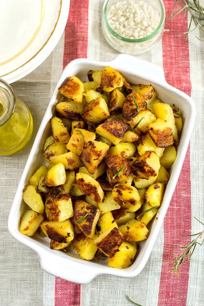 Patatas fritas asadas con ajo, romero —  Fotos de Stock