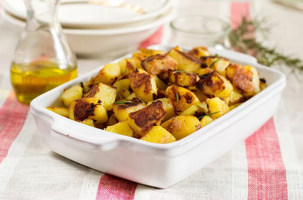 烤炸的土豆和大蒜，迷迭香 — 图库照片