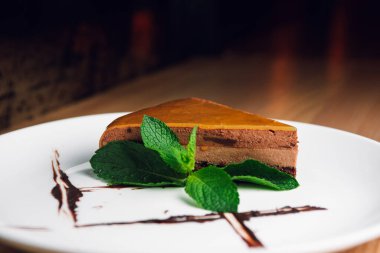 Tabakta bir parça kek