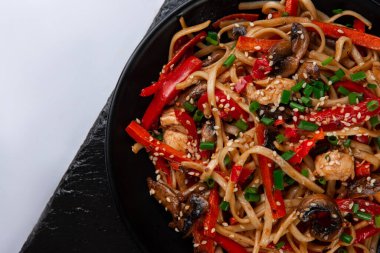 Bir tabak yemekle dolu.