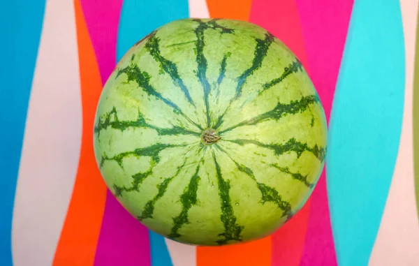 Karpuz meyvesi yaz mevsimi renkli arka plan 