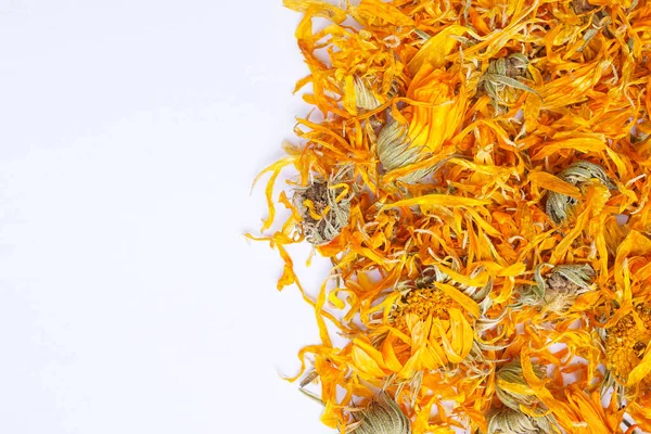 Kurumuş takvim beyaz arkaplanda izole edilmiş.