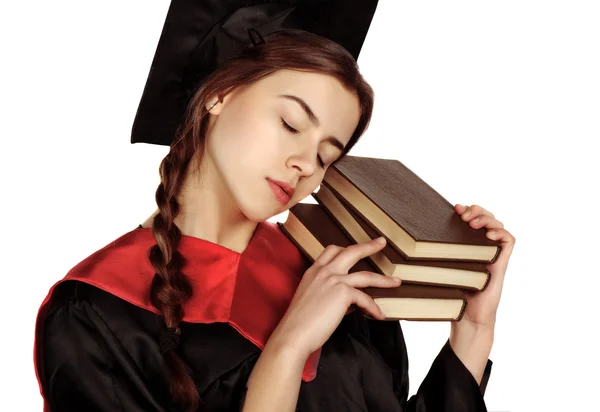 Красивая выпускница в мантии с книгами — стоковое фото