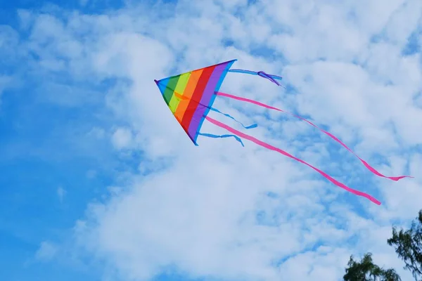 Colorido Triángulo Forma Cometa Con Patrón Arco Iris Cola Larga —  Fotos de Stock