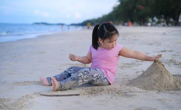 Uma Jovem Menina Asiática Bonito Sentado Jogando Sozinho Uma Praia — Fotografia de Stock