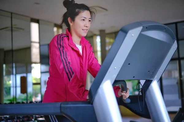 Parlak Pembe Spor Ceketli Genç Bir Asyalı Kadın Spor Salonunda — Stok fotoğraf