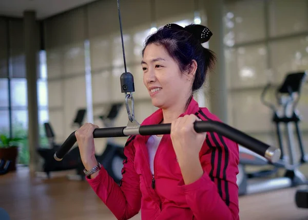 Çekici Bir Asyalı Kadın Vücut Çalışmasının Ortasında Halter Kullanıyor Spor — Stok fotoğraf