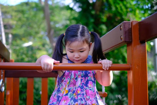 Uma Jovem Menina Asiática Bonito Está Jogando Playground Tentando Subir — Fotografia de Stock