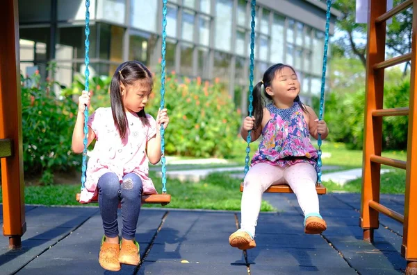 Zwei Süße Junge Asiatische Mädchen Auf Einem Spielplatz Spielen Schaukeln — Stockfoto