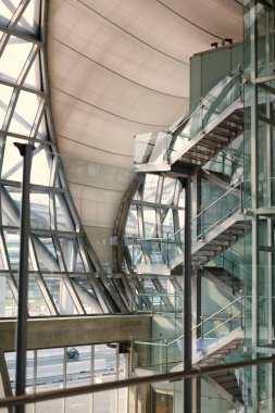 Samut Prakan / Tayland - 03 / 21 / 2021: Suvarnabhumi Havalimanı 'nın cam, metal ve beyaz kumaş dış döşemesi, Bangkok, Tayland ve birçok havayolu şirketi için uluslararası havaalanı olarak hizmet veriyor.