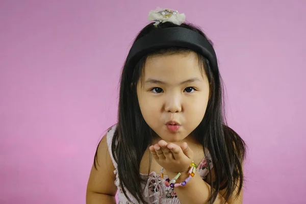 Słodkie Młody Pulchny Azji Dziewczyna Gesting Jej Miłość Dmuchanie Pocałunki — Zdjęcie stockowe