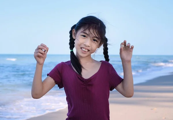 Ένα Χαριτωμένο Νεαρό Κορίτσι Από Την Ασία Αναδεικνύει Κοχύλια Της — Φωτογραφία Αρχείου
