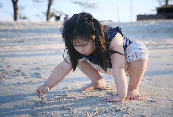 Uma Linda Jovem Asiática Brincando Areia Junto Mar Usando Uma — Fotografia de Stock