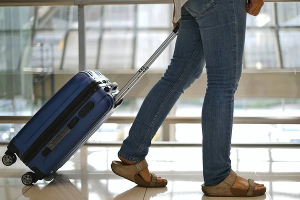 Die Seitenansicht Und Die Untere Hälfte Einer Reisenden Blauen Jeans — Stockfoto