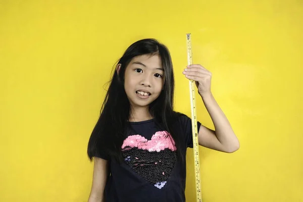 Милая Молодая Азиатка Играет Желтой Измерительной Лентой Расширяя Длины Своего — стоковое фото