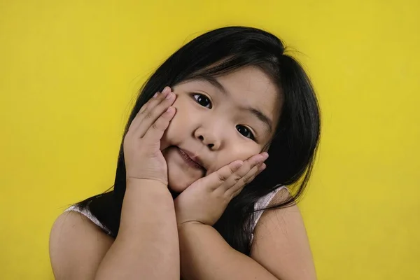 Uma Imagem Perto Uma Jovem Menina Asiática Bonito Segurando Rosto — Fotografia de Stock