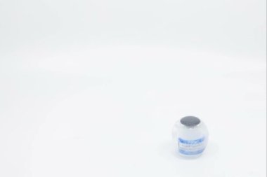 Corona virüsü aşısı için çok düşük depolama sıcaklıklarına sahip Corona virüsü aşısı olan Glass şişesinin içinde dondurulmuş COVID aşısıyla yavaş yavaş eriyen buz küpü. Beyaz arkaplan, alanı kopyala