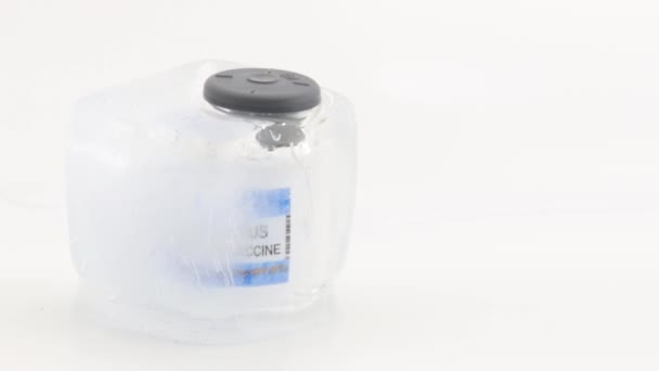 Lentamente Derretendo Cubo Gelo Com Vacina Dose Covid Congelada Dentro — Vídeo de Stock