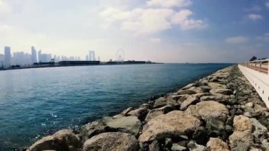 Dubai, BAE - CIRCA 2021: Dubai Marina siluetinin zaman aşımı. Tekneler ve yatlar gökyüzünde bulutlarla Arap Körfezi 'nde yüzüyor. Zaman kavramı. Yaşam sürati kavramı.