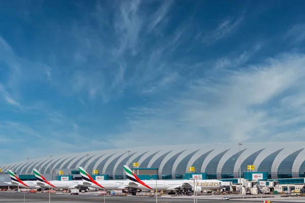 DUBAI, BAE - CIRCA 2021: Emirates Havayolları uçakları Dubai Havalimanı 'nda bulutlu arka planda.