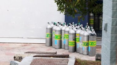 Oksijen grubu, güneş altında dalış için nitroks tankları turistleri bekliyor..