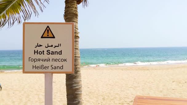 Horký Písek Znamení Arabštině Angličtině Ruštině Němčině Horká Letní Pláž — Stock video
