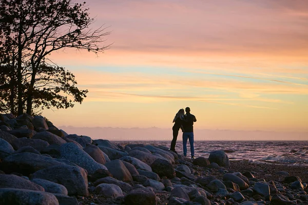 Σιλουέτα Ενός Ρομαντικού Ζευγαριού Στην Παραλία Που Απολαμβάνει Ηλιοβασίλεμα Και — Φωτογραφία Αρχείου