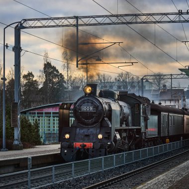 Finlandiya, Kerava - 22 Kasım 2020. Eski trenin Finlandiya istasyonuna varışı..