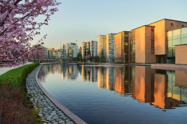Mayıs 'ta gün batımında yerel kütüphane binası ve çeşmeler.