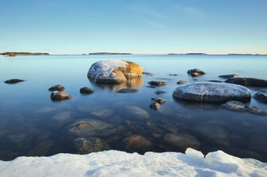 Kışın gün batımından önce Helsinki yakınlarında Uuutela.