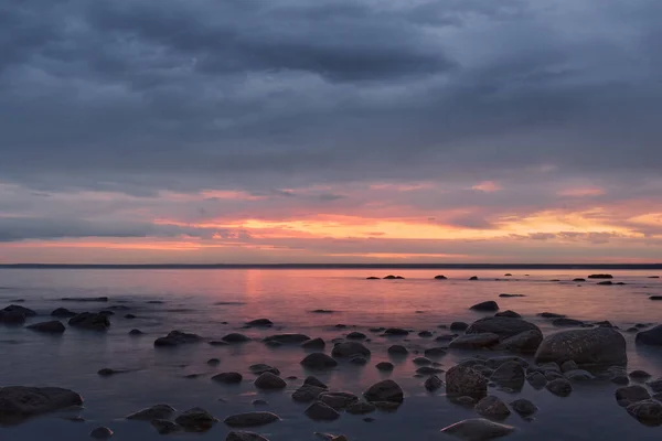 日落时分 波罗的海沿岸一片平静的暮色 前景一片石头铺天盖地 — 图库照片